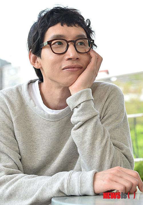 Bong Tae-gyu wears The LEMTOSH Eyeglasses in Brown.