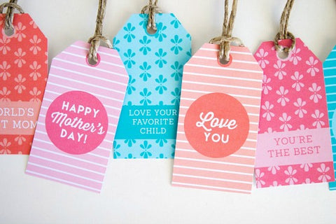 Free Printable Mother's Day Tags- Make your Mother's Day gift even more special this year with one of these gorgeous free printable Mother's Day gift tags! There are so many pretty designs to choose from! | tags for homemade gifts, tags for DIY gifts, #freePrintables #mothersDay #giftTags #DigitalDownloadShop