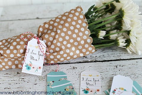 Floral Mother's Day Gift Tag Printable- Make your Mother's Day gift even more special this year with one of these gorgeous free printable Mother's Day gift tags! There are so many pretty designs to choose from! | tags for homemade gifts, tags for DIY gifts, #freePrintables #mothersDay #giftTags #DigitalDownloadShop