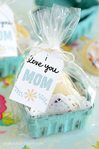 Free Printable I Love You Mom Tags- Make your Mother's Day gift even more special this year with one of these gorgeous free printable Mother's Day gift tags! There are so many pretty designs to choose from! | tags for homemade gifts, tags for DIY gifts, #freePrintables #mothersDay #giftTags #DigitalDownloadShop