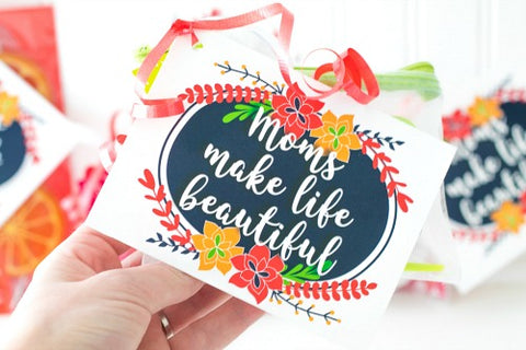 Moms Make Life Beautiful Tag Printable- Make your Mother's Day gift even more special this year with one of these gorgeous free printable Mother's Day gift tags! There are so many pretty designs to choose from! | tags for homemade gifts, tags for DIY gifts, #freePrintables #mothersDay #giftTags #DigitalDownloadShop