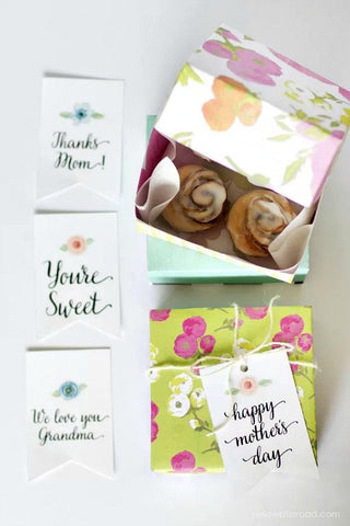 Mother's Day Gift Tags- Make your Mother's Day gift even more special this year with one of these gorgeous free printable Mother's Day gift tags! There are so many pretty designs to choose from! | tags for homemade gifts, tags for DIY gifts, #freePrintables #mothersDay #giftTags #DigitalDownloadShop