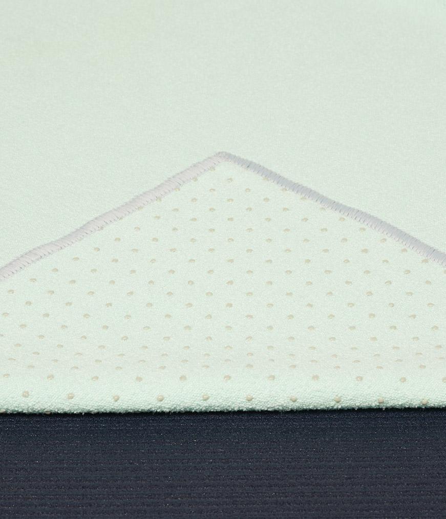 Manduka Yogitoes Skidless Yoga Mat Towel - Sea Foam 2.0