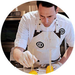 Le chef pâtissier Grégory Doyen à l'oeuvre