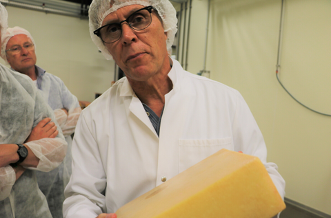 Last inspection of the cheese by cheese maker Christian Oberli