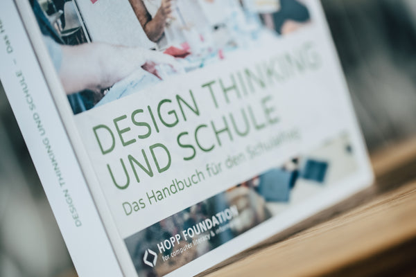 Das Buch "Design Thinking und Schule" von der Hopp Foundation in Zusammenarbeit mit INNOKI