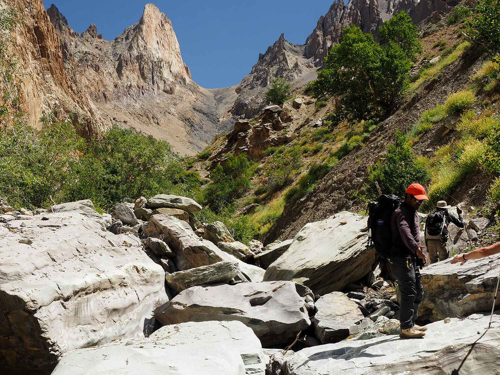 Rockfalls and a bad path approaching the Timti La