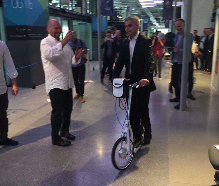 electric foldable adult scooter, sadiq khan rides e-scooter from swifty scooters