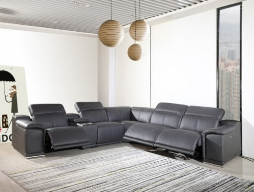 Style, power and comfort combine in this modern sectional.