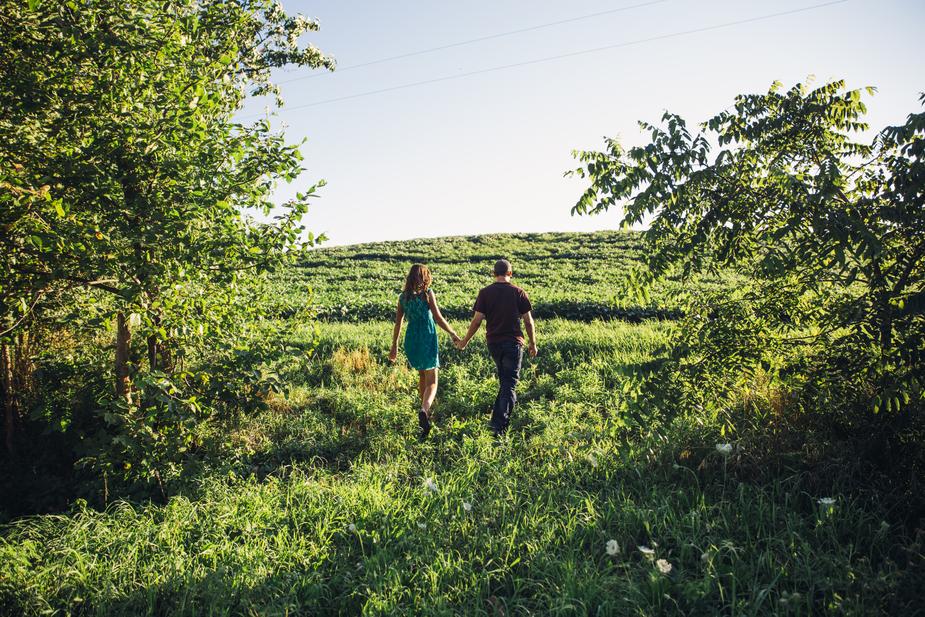 Glückliche Beziehung - ein Spaziergang in der Natur