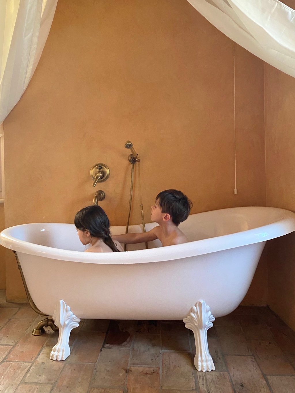 olivia and antonio in the bath