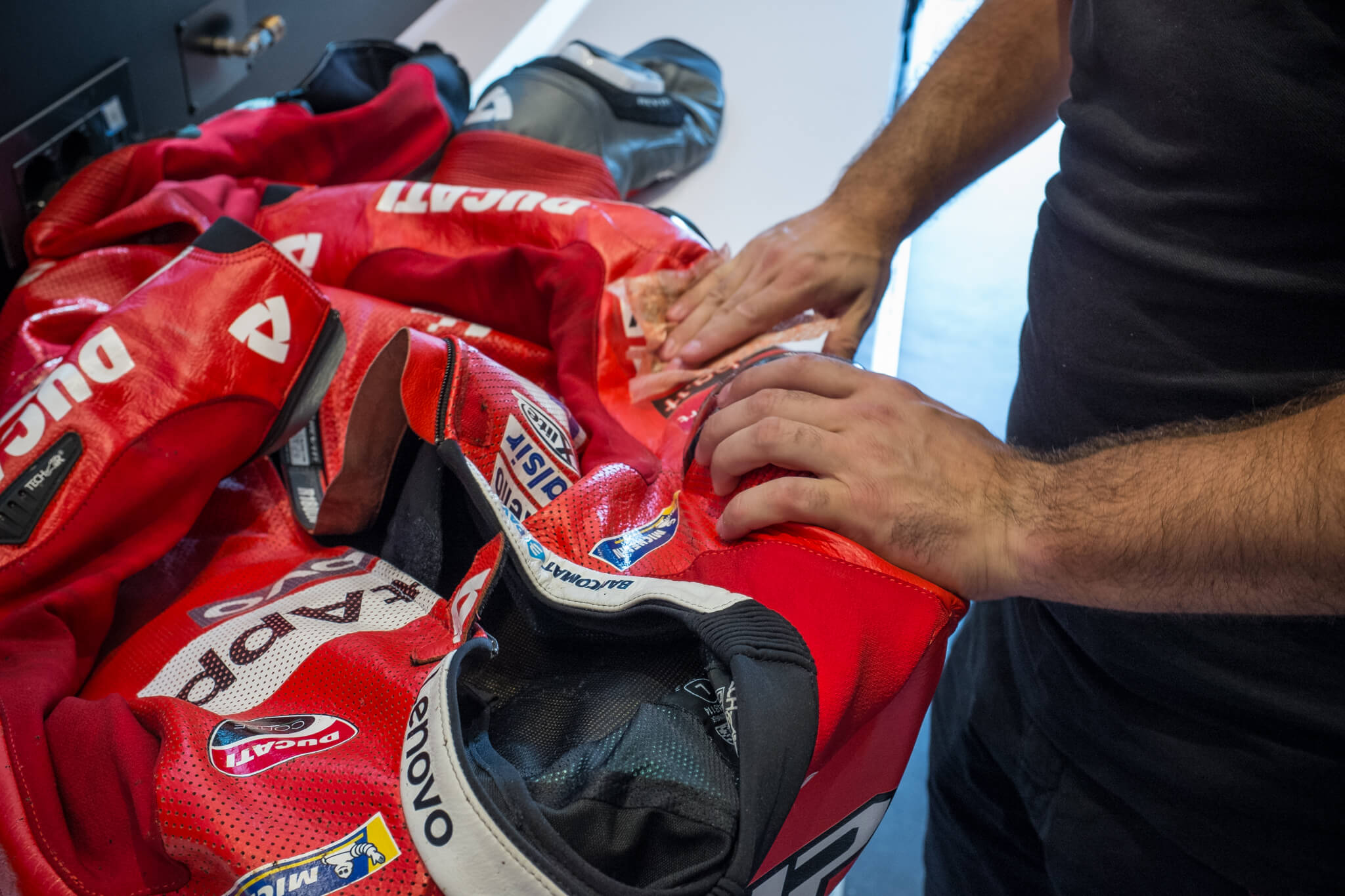 Cleaning all dirt and removing all flies from Petrucci's suit