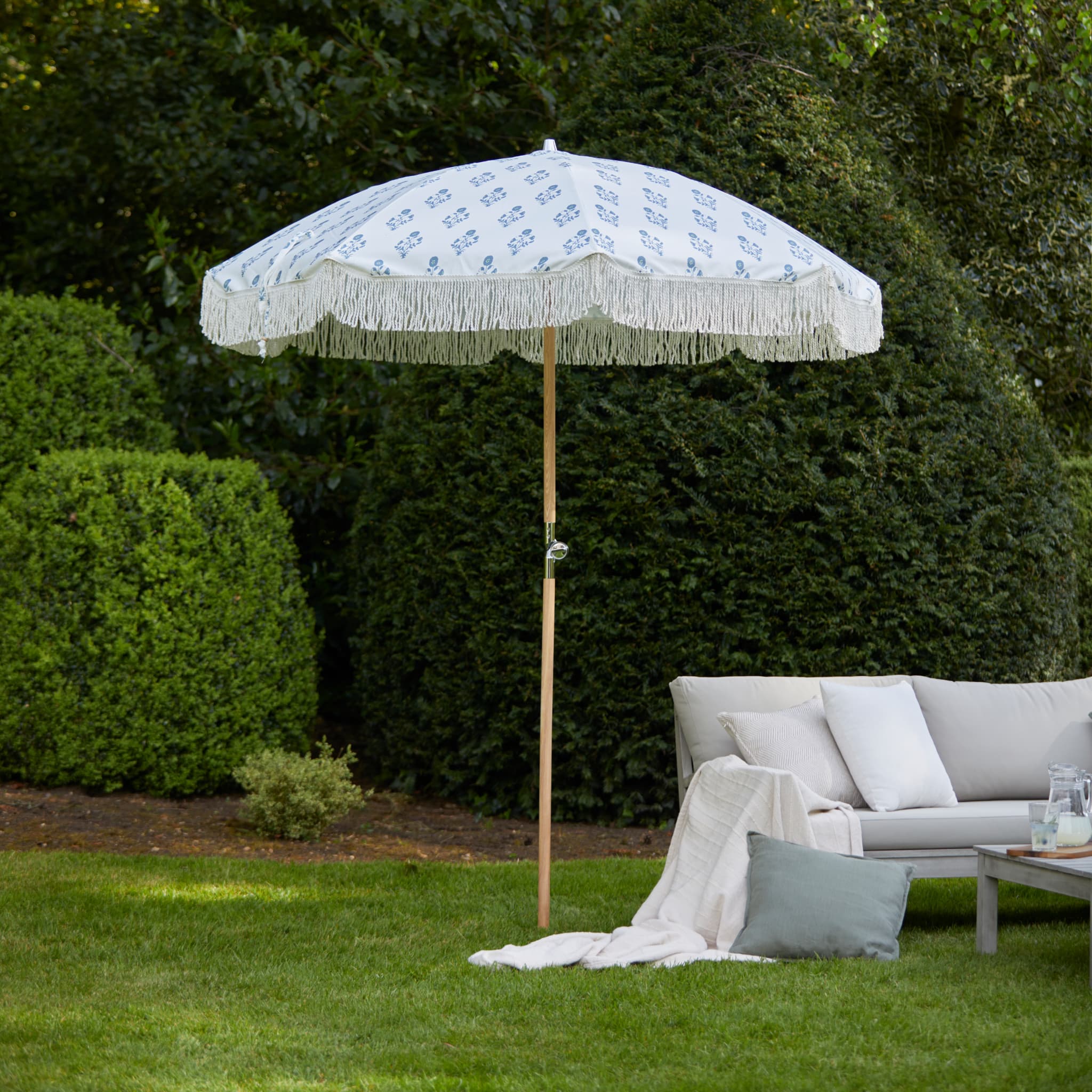 Lang Onverenigbaar hulp Cream & Blue Floral Fringed Garden Parasol & Base | Gardenesque