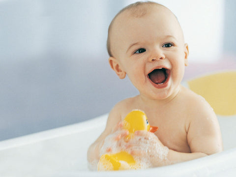 低刺激で肌に優しい石鹸を使う赤ちゃん