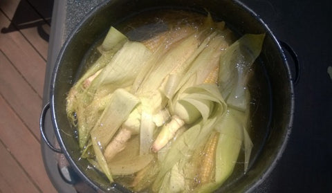 Soak the corn cobs for an hour in the water.