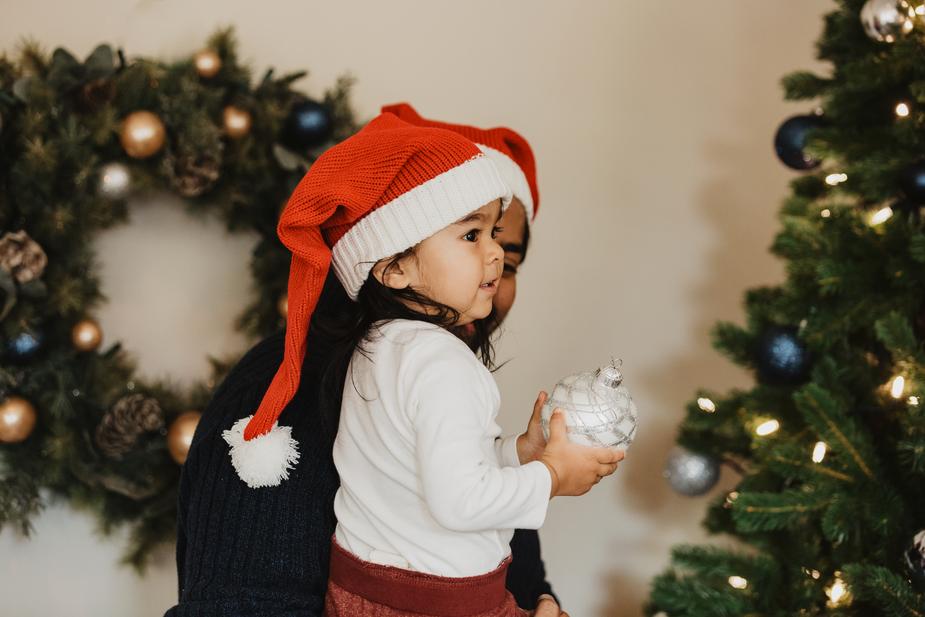 kerstboom versieren moeder dochter