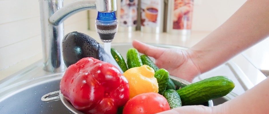 Fruits et légumes nettoyés avec une eau saine grâce au filtre purificateur d'eau pour robinet CLEAN.WATER
