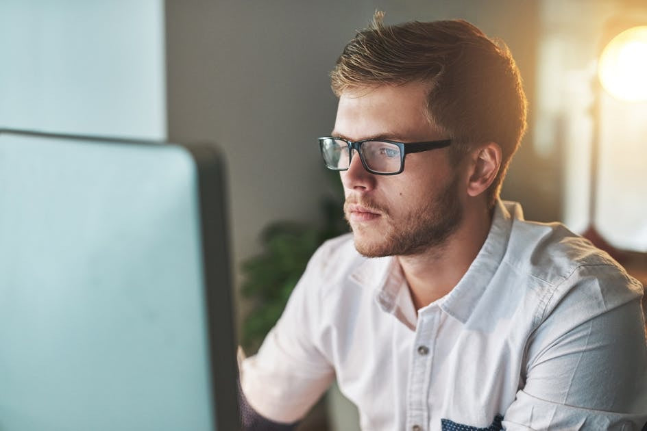 Un homme, devant son ordinateur, utilise les lunettes de repos Stop Fatigue XL pour ne pas abimer ses yeux.