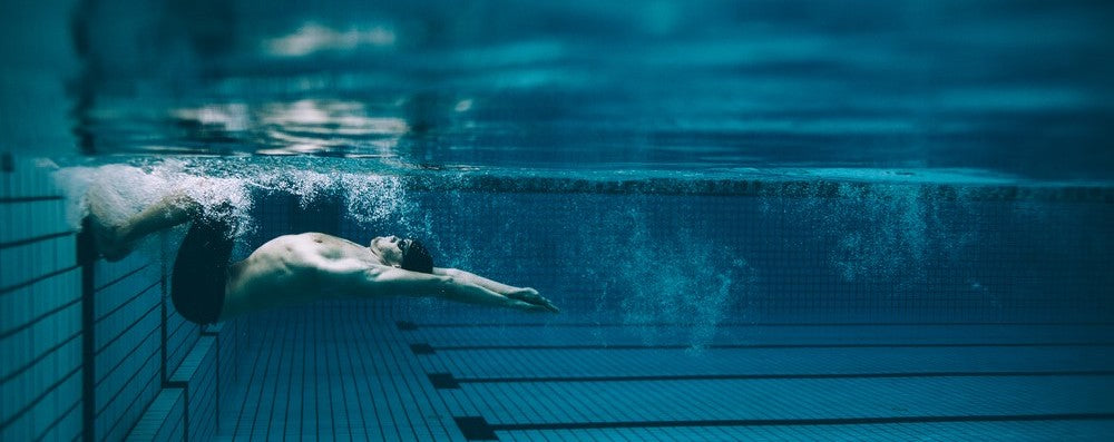 Maillot de bain sport pour homme pratiquant la natation