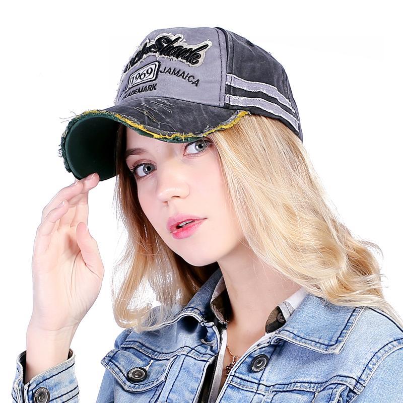 Une jolie femme blonde avec un style vintage porte une casquette 1969 pour homme et femme