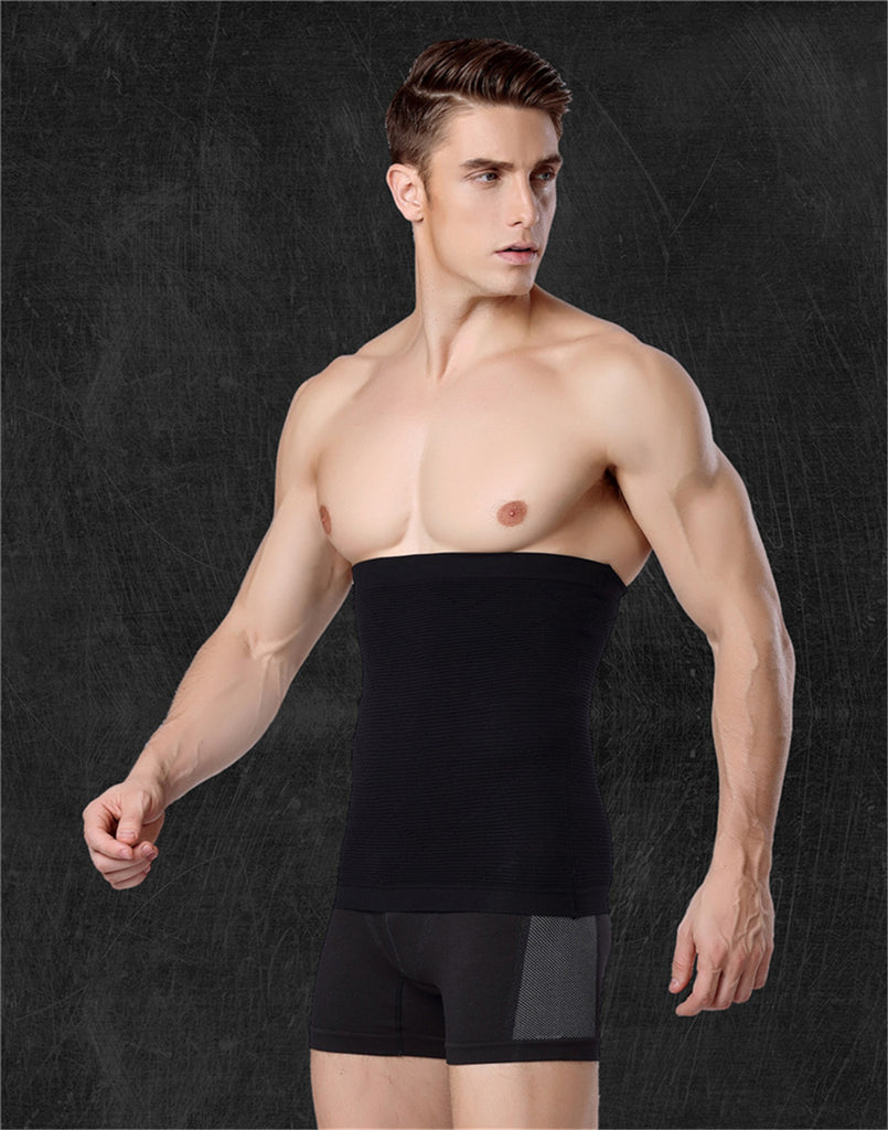 Un bel homme musclé de côté porte une ceinture minceur de compression amincissante BELLY.STRETCH pour cacher son surplus de gras