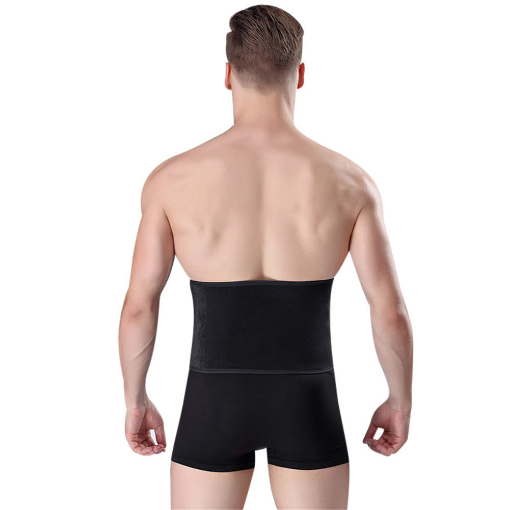 Un bel homme musclé porte une ceinture lombaire de maintien dorsal BLACK.LOMB pour soulager sa cyphose.