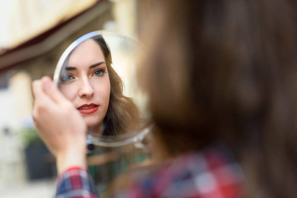 Why Beauty Makeup Mirror Is Needed - GadgetiCloud blog reapply makeup anytime