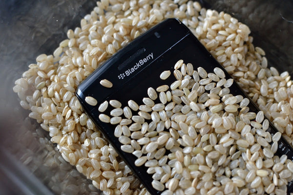 Save Your Drown Smartphones - GadgetiCloud blog use rice to dry mobile
