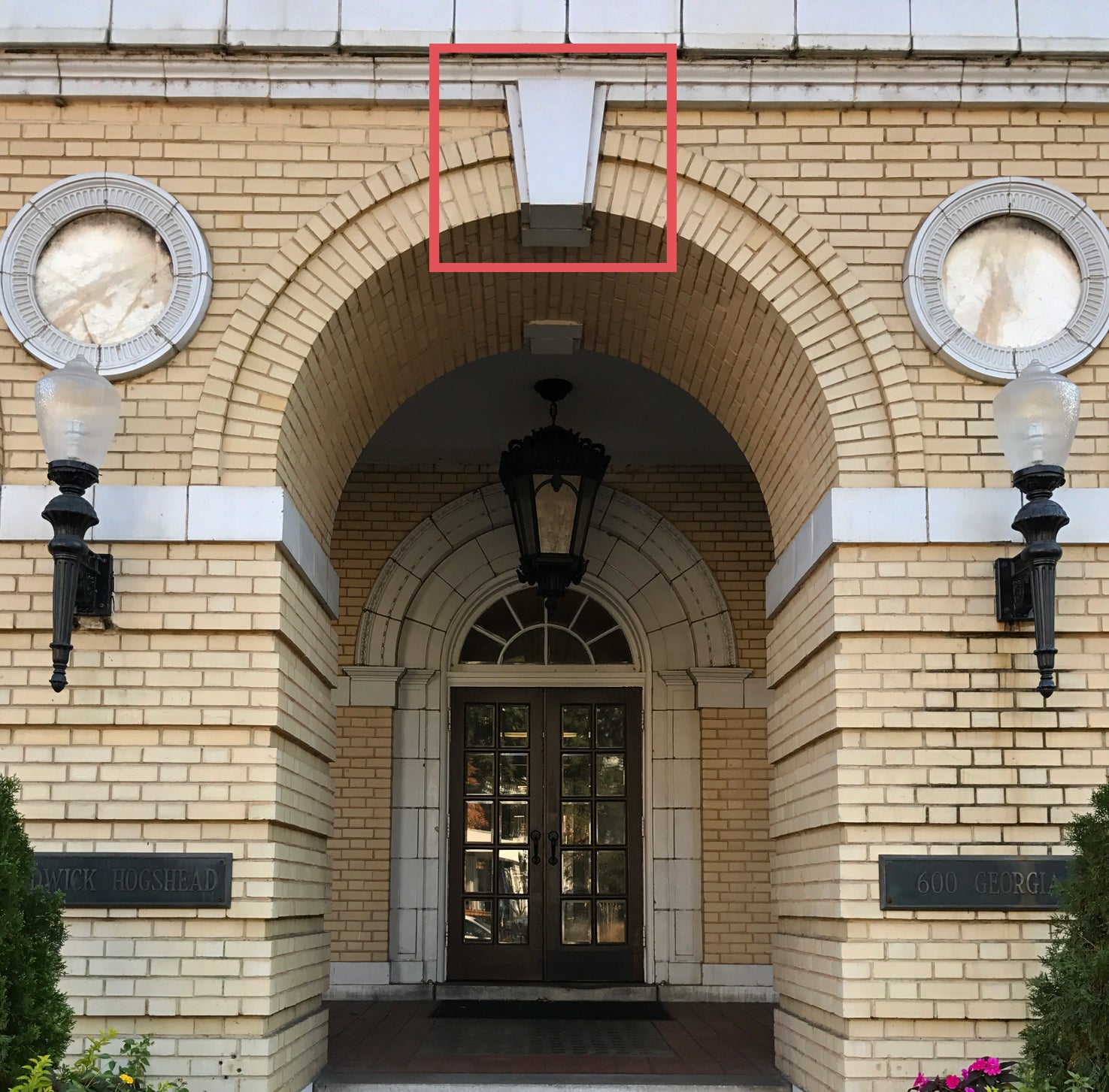 keystone on a yellow brick facade above an arch - example for brockwell incorporated's illustrated classical glossary