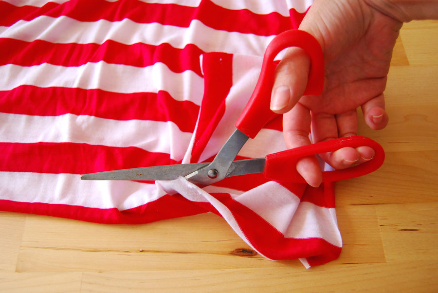 DIY Popcorn Bags Wrapped With Scarf Ribbon Cutting