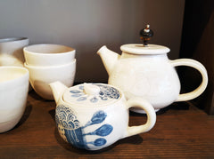 Théières et tasses de la céramiste Marie Serreau, Tea cup and Teapot
