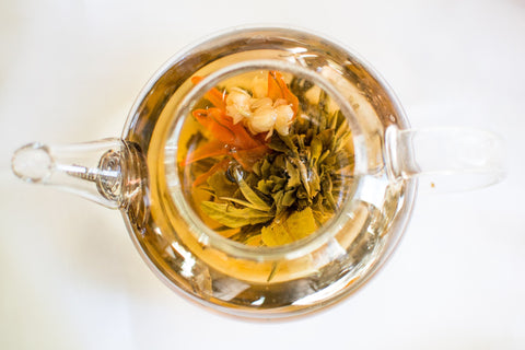 Fleur de thé dans sa théière, Blooming Tea in a teapot