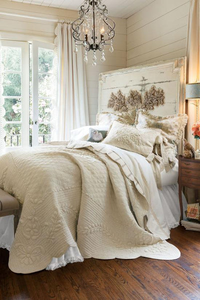 Shabby Chic vintage white wooden bedroom