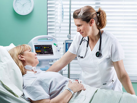 5 impératifs pour être une bonne infirmière - photo infirmière avec un patient