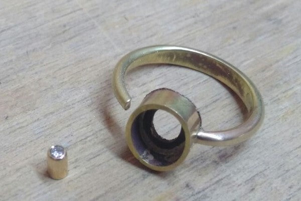 soldering of the stones of the gold ring