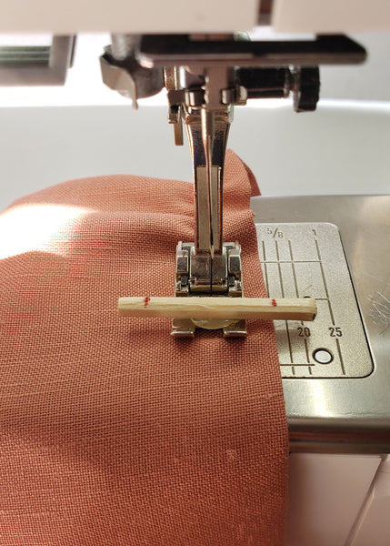 the border guide fot sewing the first line of shirring alonthe edge of fabric