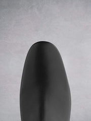 Florencia features a comfortable smooth round toe in black leather.