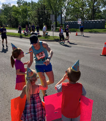 marathon racing woman with kids cheering