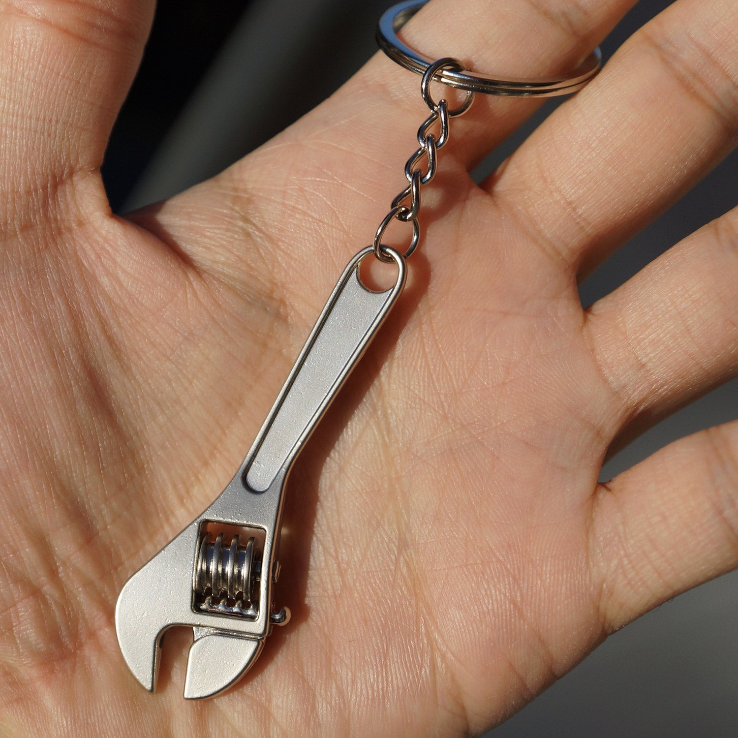 Porte-clés outil clé a molette nouveauté. 