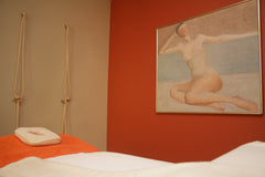 Oranžna masažna soba v salonu telo.si