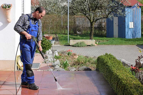 man power washing