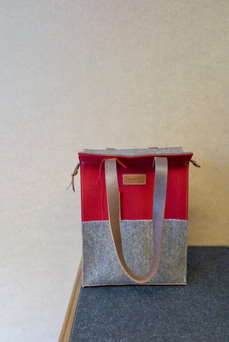 Vilten tas voor laptop met rits in rood en zandruin met leren details