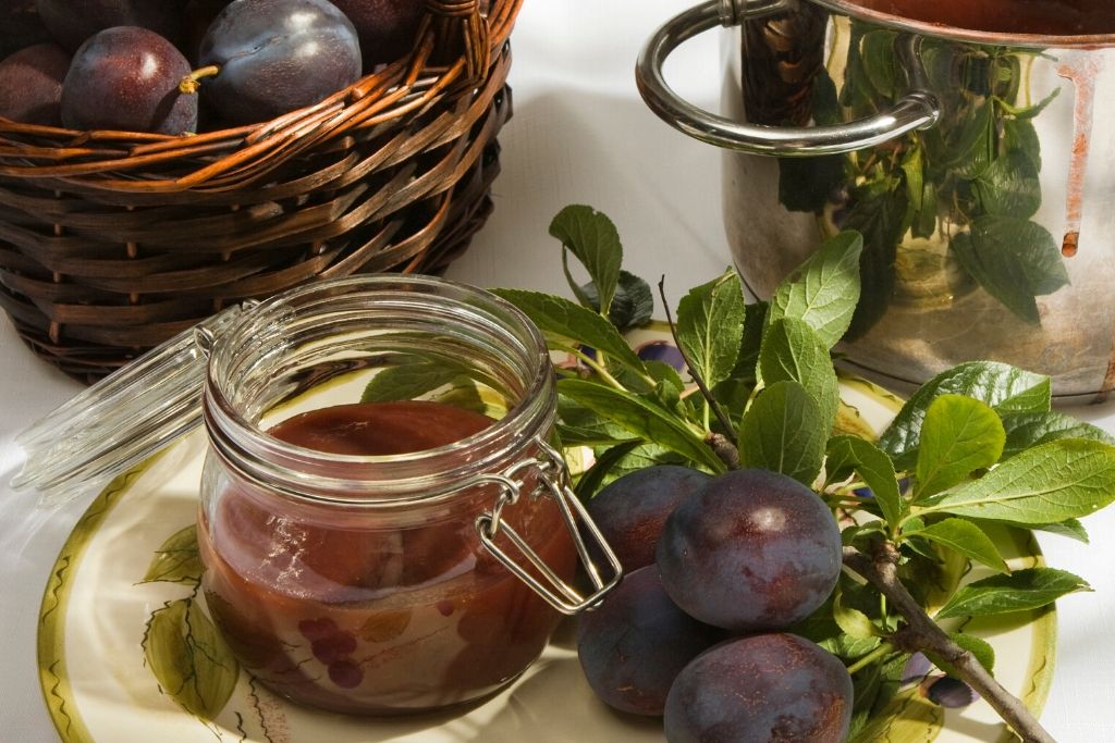 Einmachgut in Gläser füllen. Marmelade machen