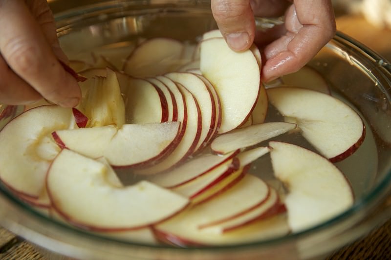 When all the apples have been sliced and dipped into the lemon water, you can begin by removing a portion