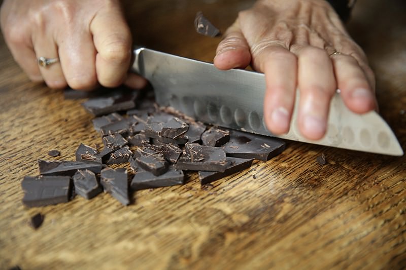 Coarsely chop the dark chocolate.