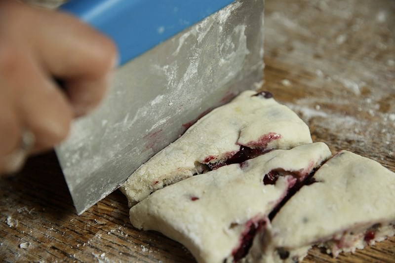 Dust the dough cutter or spatula with flour to avoid sticking.