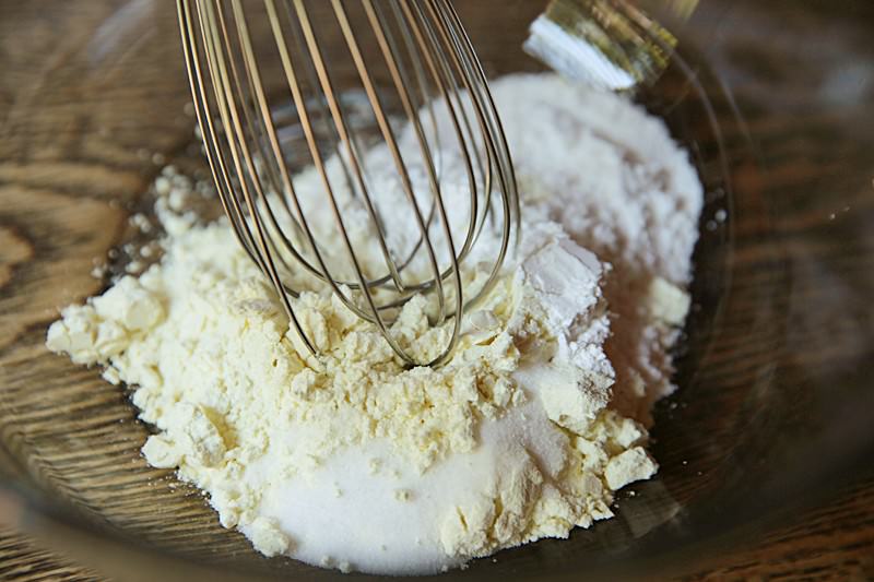 Combine the buttermilk powder, baking powder, salt, and sugar in a large bowl