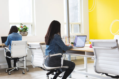 Imagen de persona en sala con computadora