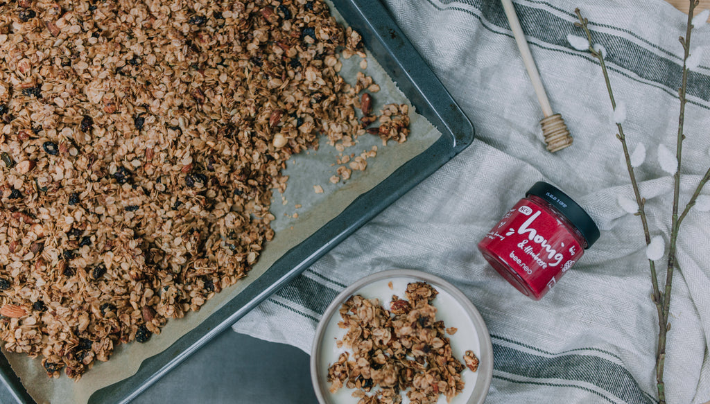 Selbstgemachtes Granola mit bee.neo Honig & Himbeere