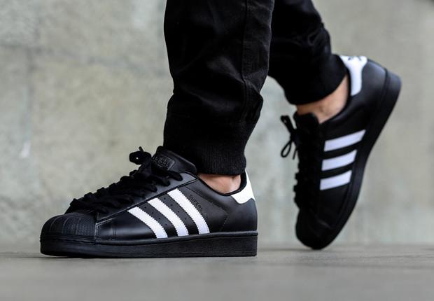 all black adidas superstar 2